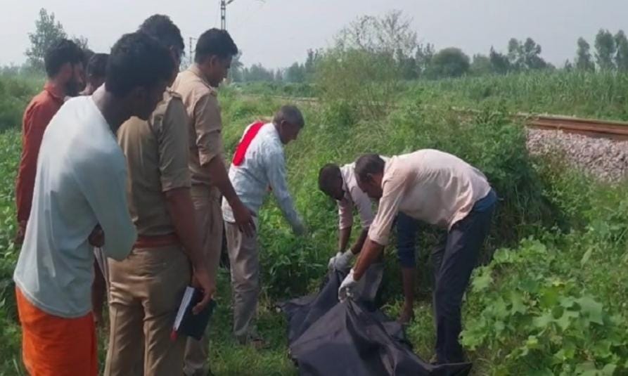 पशुओं को चारा लेने गए युवक की ट्रेन की चपेट में आने से मौत के बाद शव को पोस्टमार्टम के लिए भेजने की कार्रवाई करते पुलिसकर्मी।