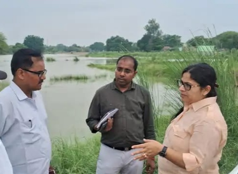 बाढ़ प्रभावित गांव का निरीक्षण करती जिलाधिकारी प्रियंका निरंजन बाढ़ प्रभावित गांव का निरीक्षण करती जिलाधिकारी प्रियंका निरंजन