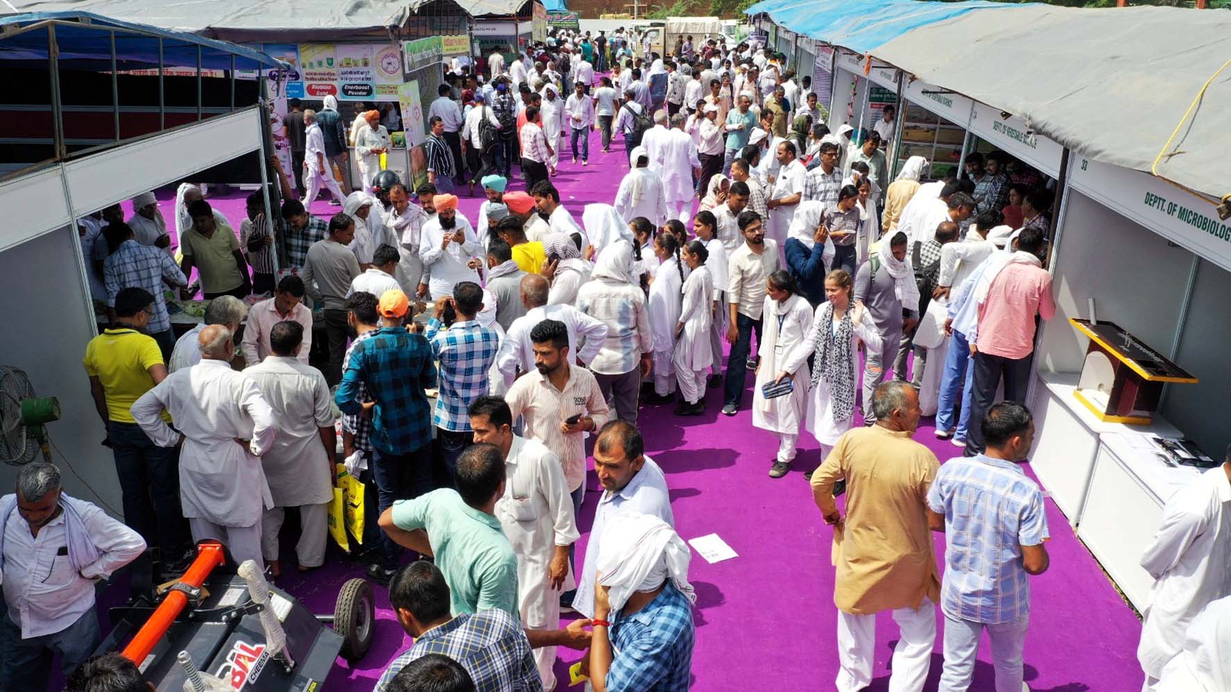मेले में बीज खरीद केन्द्रों पर किसान बीज खरीदते हुए। मेले में बीज खरीद केन्द्रों पर किसान बीज खरीदते हुए।