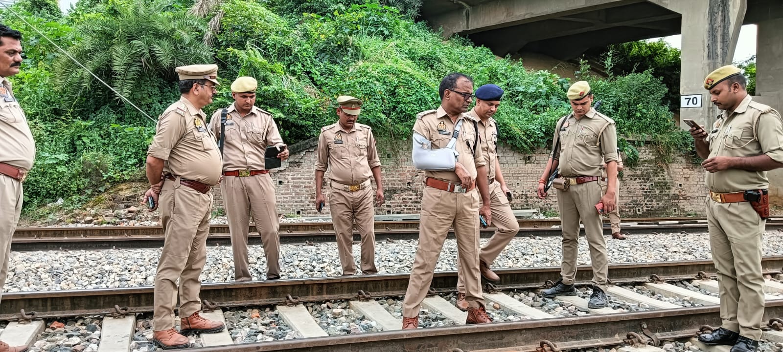 रेलवे पटरी पर जांच करती पुलिस रेलवे पटरी पर जांच करती पुलिस