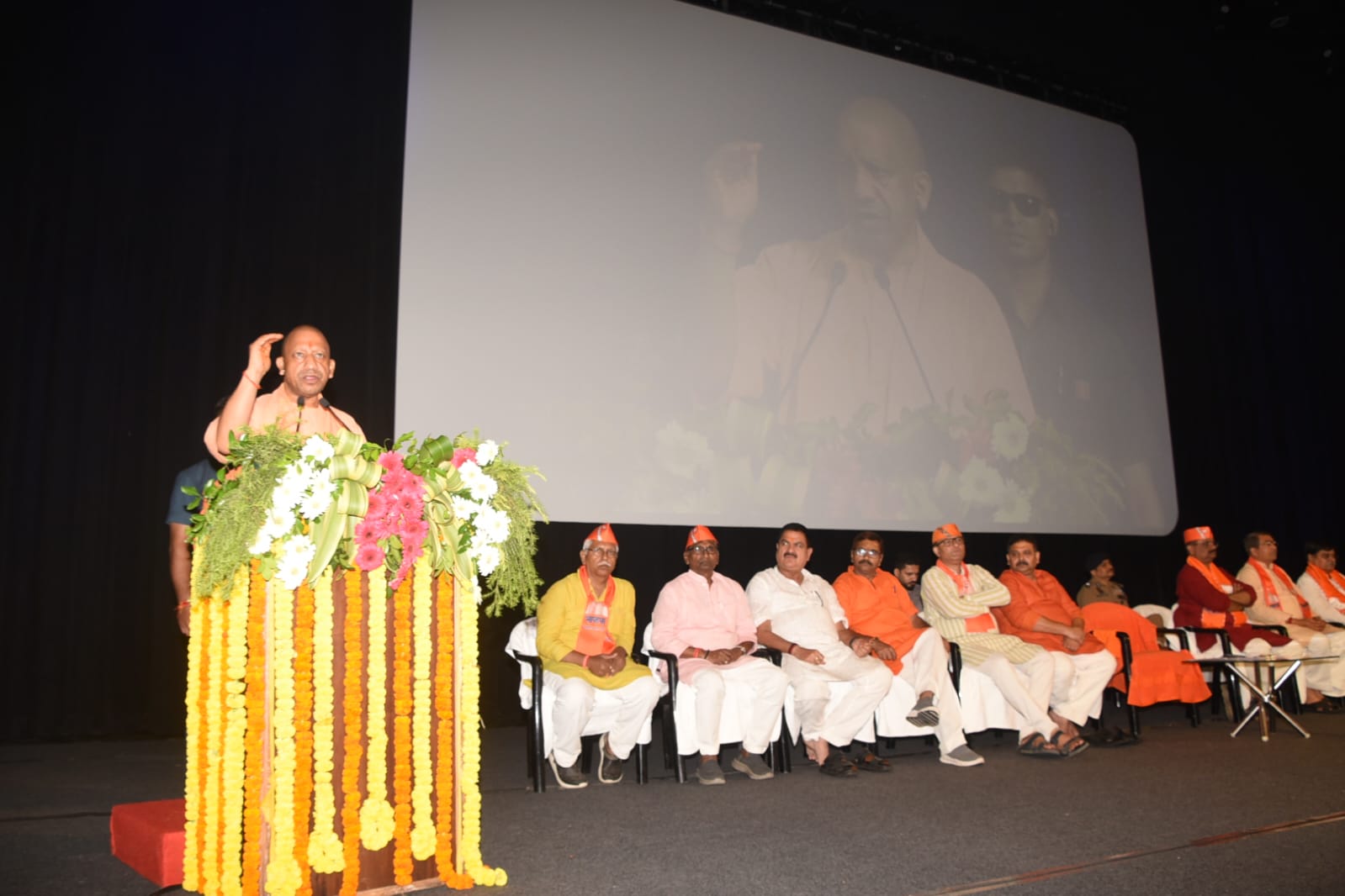 मुख्यमंत्री योगी आदित्यनाथ रूद्राक्ष में आयोजित कार्यक्रम में : फोटो बच्चा गुप्ता मुख्यमंत्री योगी आदित्यनाथ रूद्राक्ष में आयोजित कार्यक्रम में : फोटो बच्चा गुप्ता