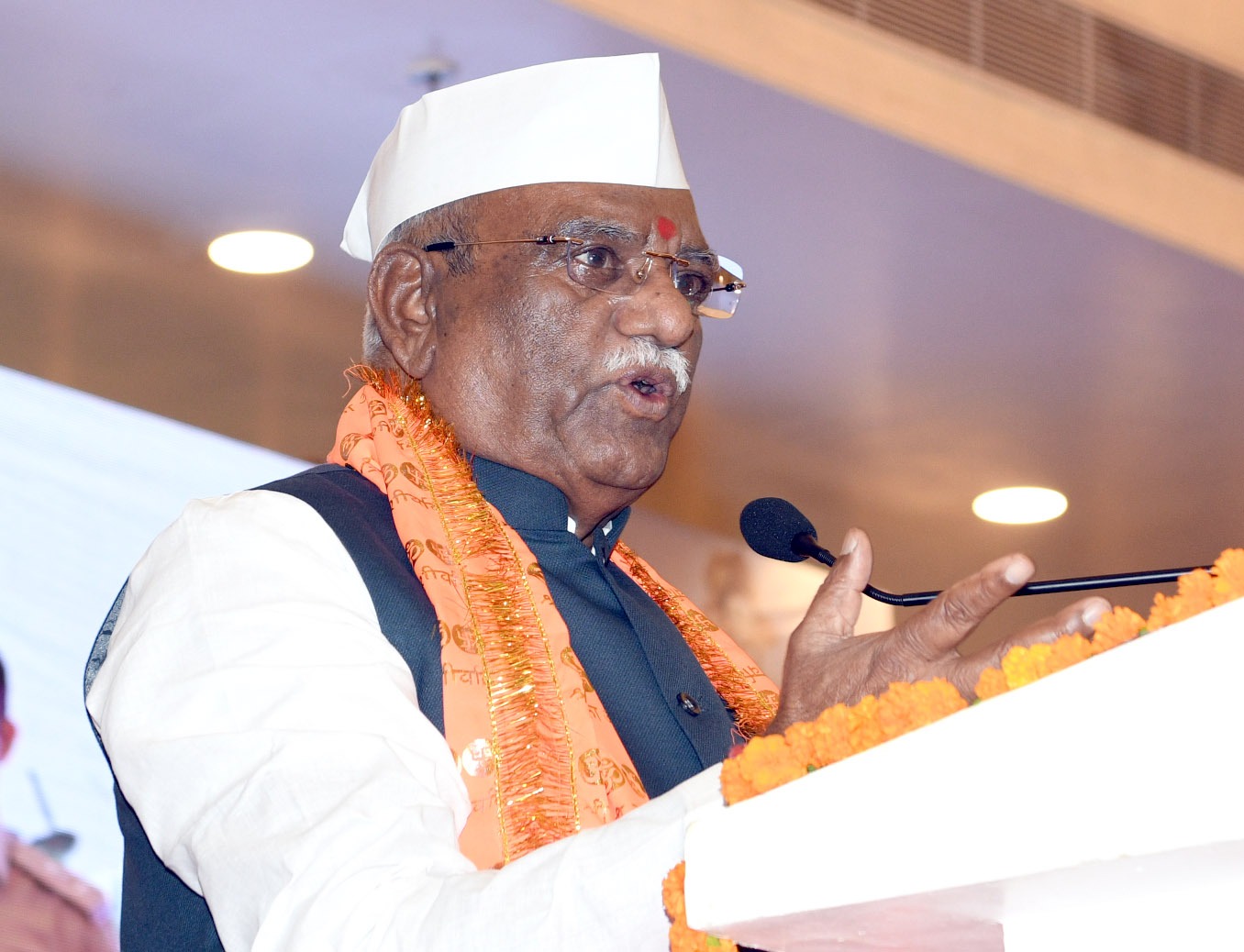 राज्यपाल ने भगवान गणेश से राष्ट्र की खुशहाली की कामना की राज्यपाल ने भगवान गणेश से राष्ट्र की खुशहाली की कामना की