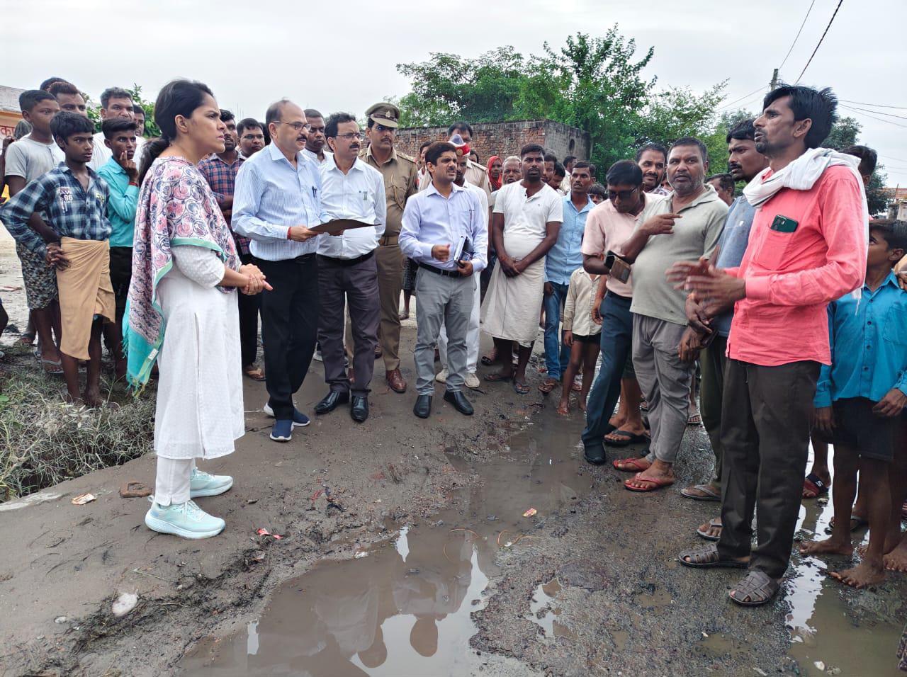 एक फीट पानी में पैदल चलकर लुधौनी, मड़वा पहुंची कमिश्नर, प्रभावितों का जाना दुखदर्द, मदद का दिया भरोसा एक फीट पानी में पैदल चलकर लुधौनी, मड़वा पहुंची कमिश्नर, प्रभावितों का जाना दुखदर्द, मदद का दिया भरोसा