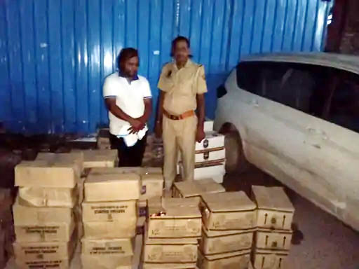 पुलिस की गिरफ्त में आरोपी व बरामद की गई अवैध शराब। पुलिस की गिरफ्त में आरोपी व बरामद की गई अवैध शराब।