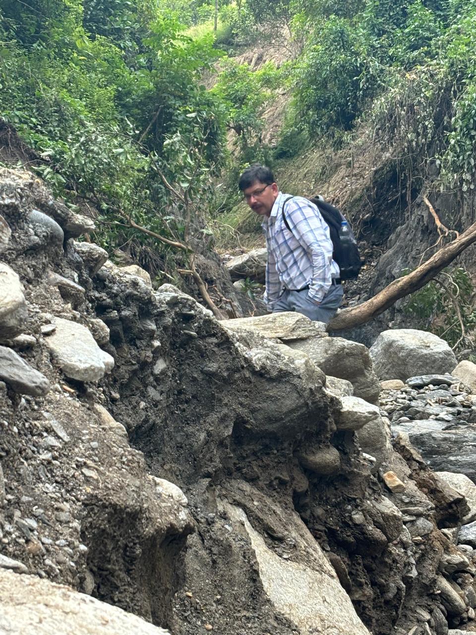 आपदा ग्रस्त क्षेत्र का दौरा करते जिलाधिकारी आपदा ग्रस्त क्षेत्र का दौरा करते जिलाधिकारी