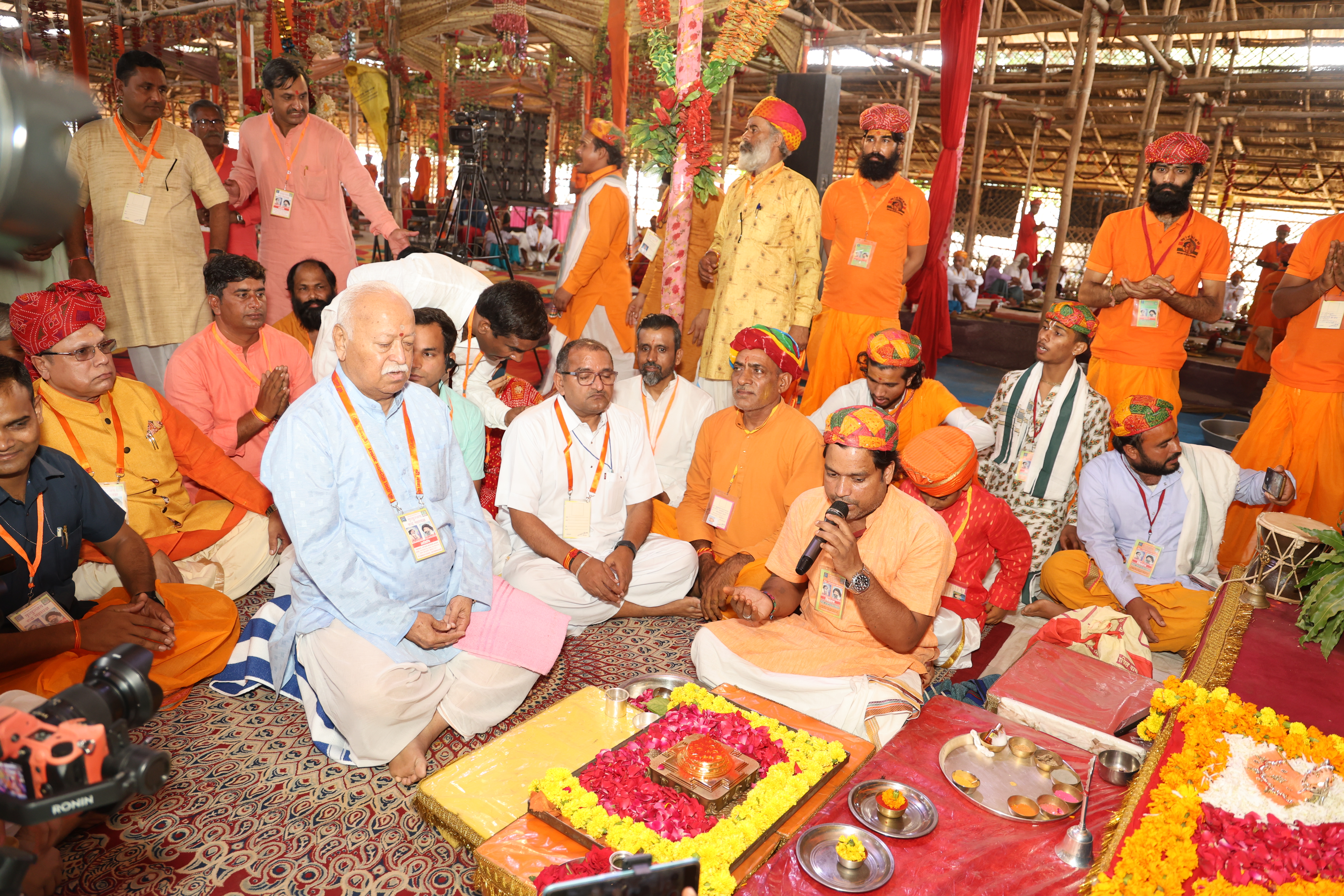 काेटपूतली- बहराेड़ के पावटा में बालकनाथ आश्रम मे सरसंघचालक डॉ मोहन भागवत। काेटपूतली- बहराेड़ के पावटा में बालकनाथ आश्रम मे सरसंघचालक डॉ मोहन भागवत।