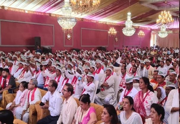 व्हाइटहाउस मुरादाबाद में अखिल भारतीय ग्राम प्रधान सम्मेलन में उपस्थित ग्राम प्रधान व अन्य प्रबुद्ध जन। व्हाइटहाउस मुरादाबाद में अखिल भारतीय ग्राम प्रधान सम्मेलन में उपस्थित ग्राम प्रधान व अन्य प्रबुद्ध जन।