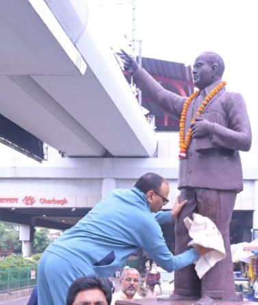 अम्बेडकर प्रतिमा की सफाई करते ब्रजेश पाठक