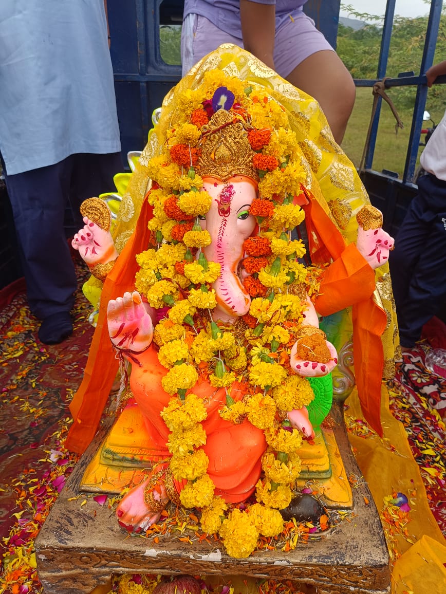 गणेश प्रतिमाओं की सामूहिक शोभायात्रा निकाल कर पवित्र पुष्कर सरोवर में स्नान कराया गया गणेश प्रतिमाओं की सामूहिक शोभायात्रा निकाल कर पवित्र पुष्कर सरोवर में स्नान कराया गया