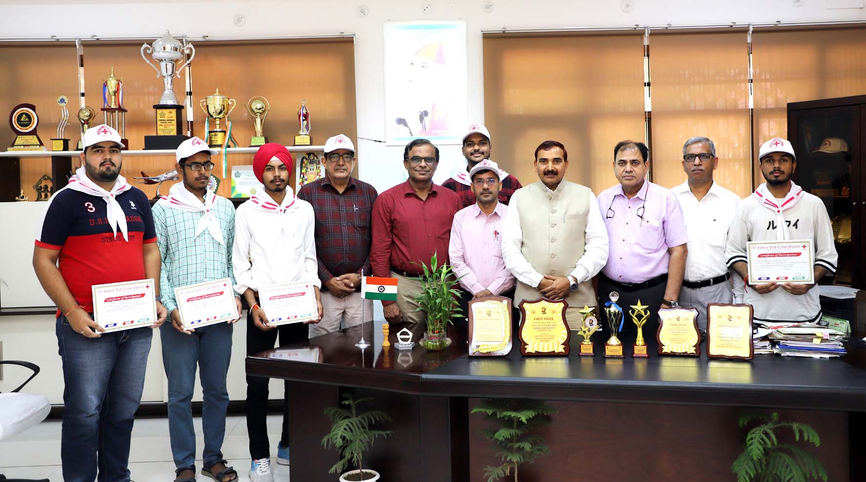 यूथ रेडक्रॉस की टीम को सम्मानित करते कुलपति प्रो. नरसी राम बिश्नोई। यूथ रेडक्रॉस की टीम को सम्मानित करते कुलपति प्रो. नरसी राम बिश्नोई।