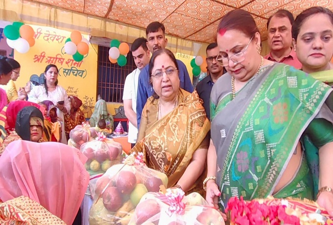 गर्भवतियों की गोद भराई करती प्रभारी मंत्री बेबी रानी मौर्य गर्भवतियों की गोद भराई करती प्रभारी मंत्री बेबी रानी मौर्य