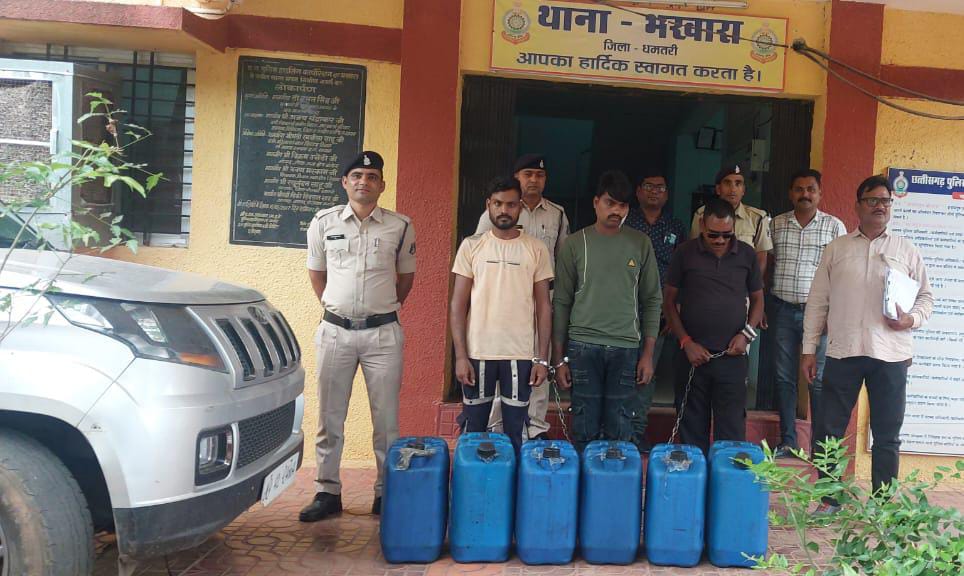 पुलिस गिरफ्त में तीनों आरोपित। पुलिस गिरफ्त में तीनों आरोपित।
