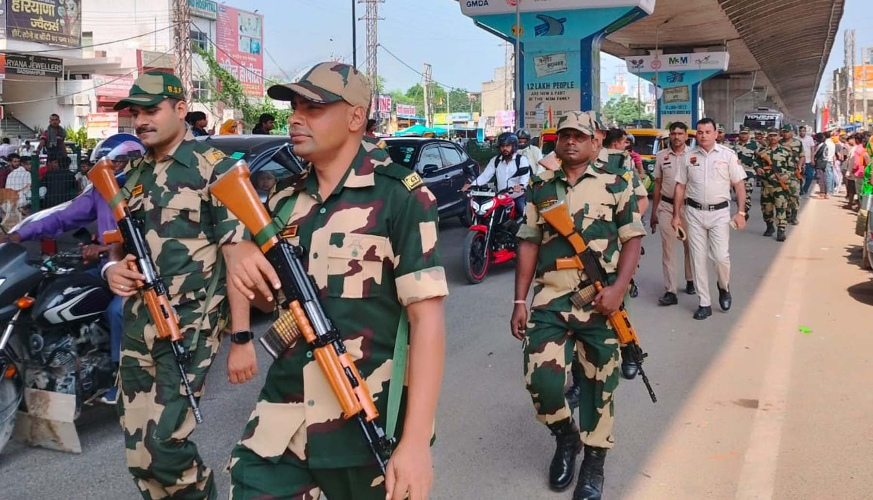 फोटो नंबर-03: गुरुग्राम में विधानसभा चुनाव के मद्देनजर मार्च करते सेना व पुलिस के जवान। फोटो नंबर-03: गुरुग्राम में विधानसभा चुनाव के मद्देनजर मार्च करते सेना व पुलिस के जवान।