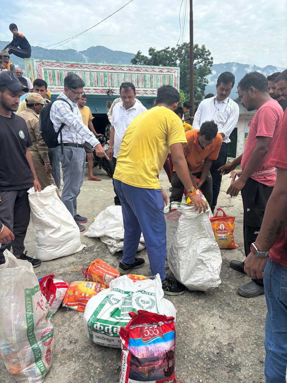 आपदा का जायजा लेते जिलाधिकारी आपदा का जायजा लेते जिलाधिकारी