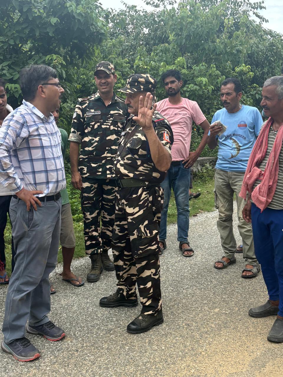 आपदा का जायजा लेते जिलाधिकारी आपदा का जायजा लेते जिलाधिकारी