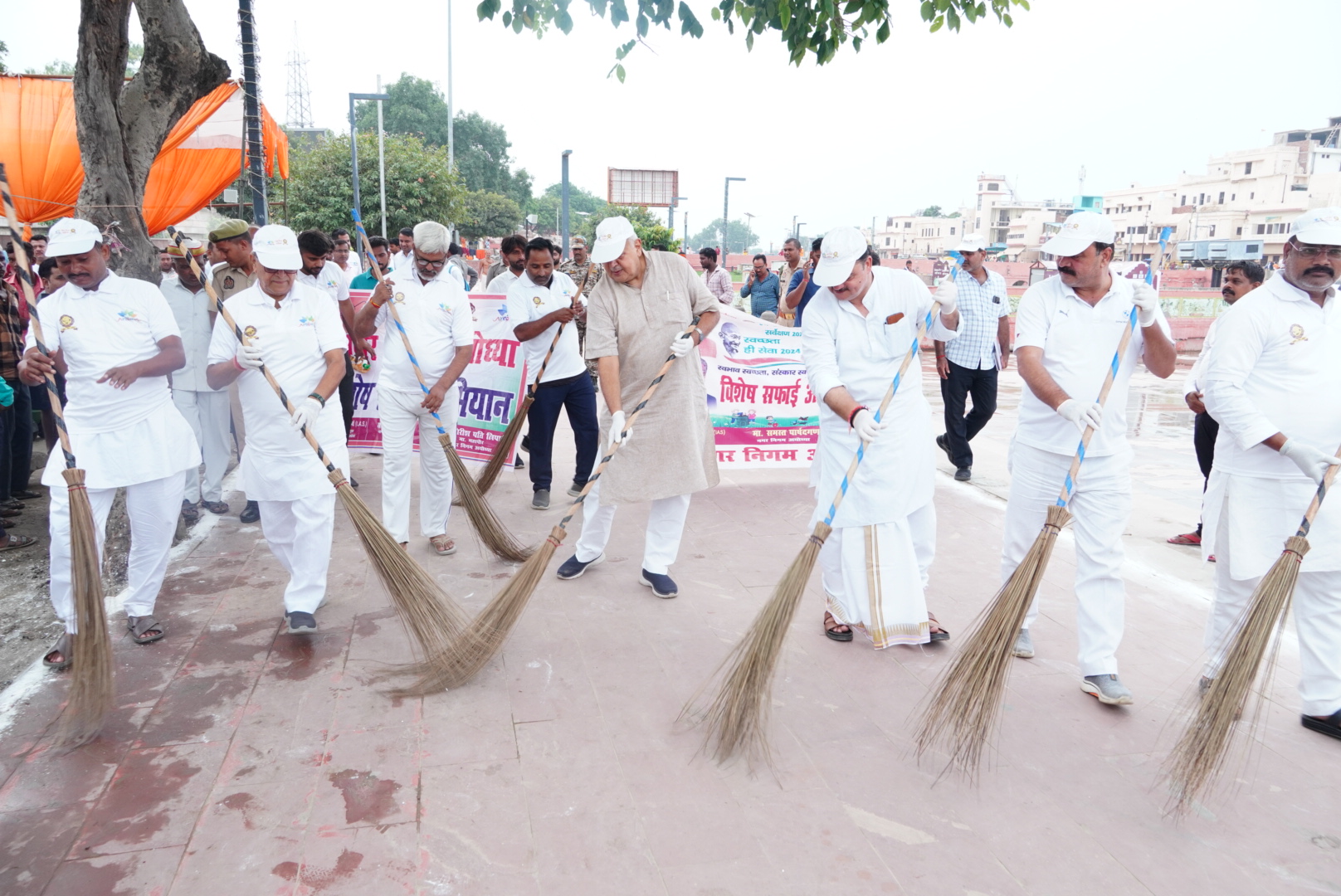 मोदी के जन्म दिवस पर भाजपा नेताओं ने चलाया स्वच्छता अभियान