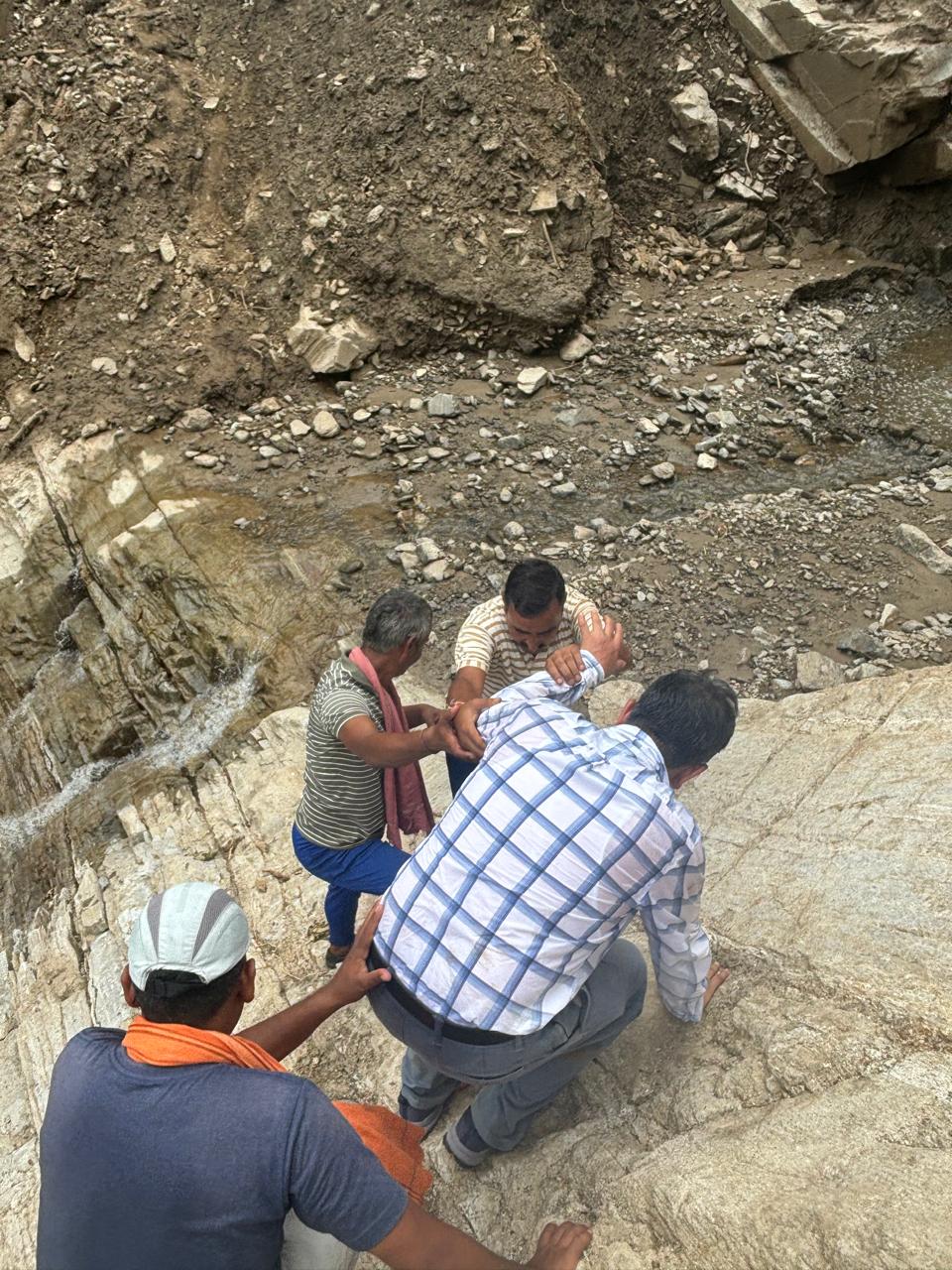 आपदा ग्रस्त क्षेत्र का दौरा करते जिलाधिकारी आपदा ग्रस्त क्षेत्र का दौरा करते जिलाधिकारी