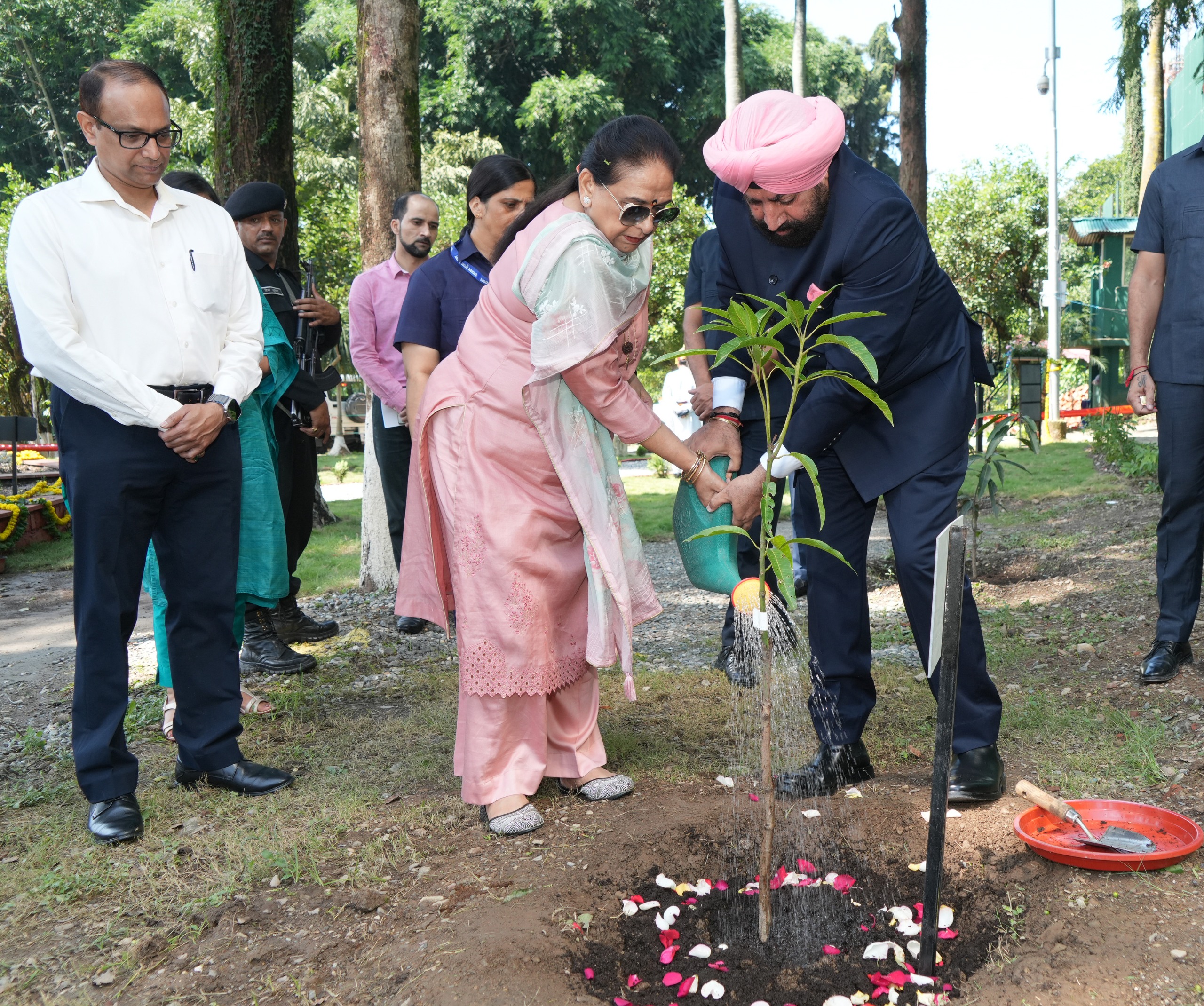 राज्यपाल मंगलवार को राजभवन में पौध लगाते। राज्यपाल मंगलवार को राजभवन में पौध लगाते।