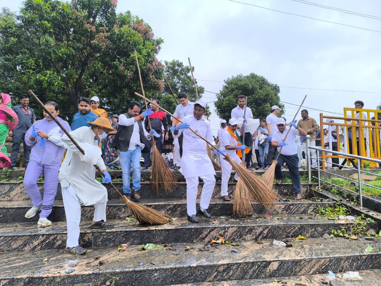 सामतपुर तलाब की सीढियाें में झाडू लगाते प्रभारी मंत्री दिलीप अहिरवार सामतपुर तलाब की सीढियाें में झाडू लगाते प्रभारी मंत्री दिलीप अहिरवार