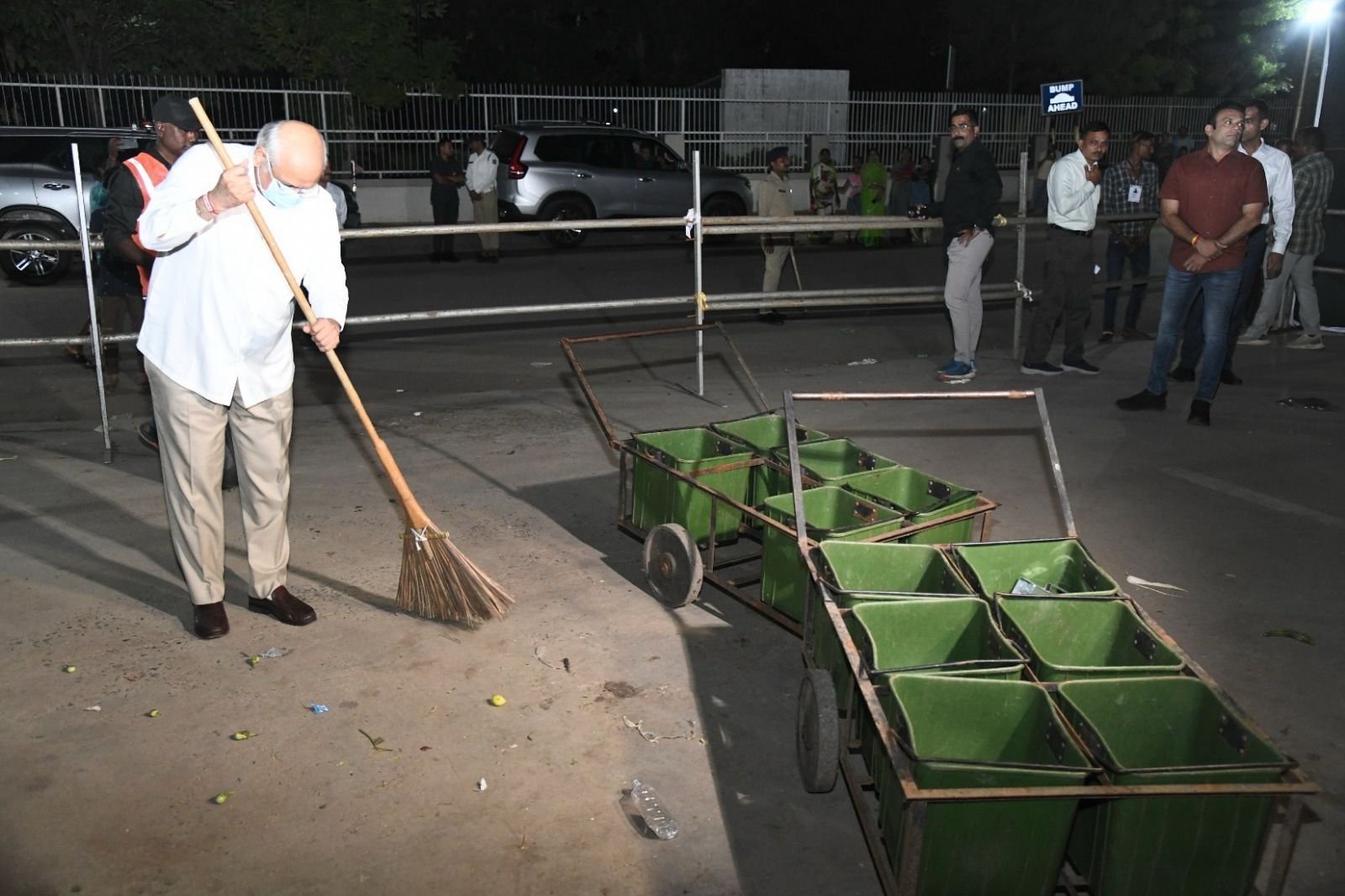 गांधीनगर में श्रमदान मुख्यमंत्री भूपेंद्र पटेल