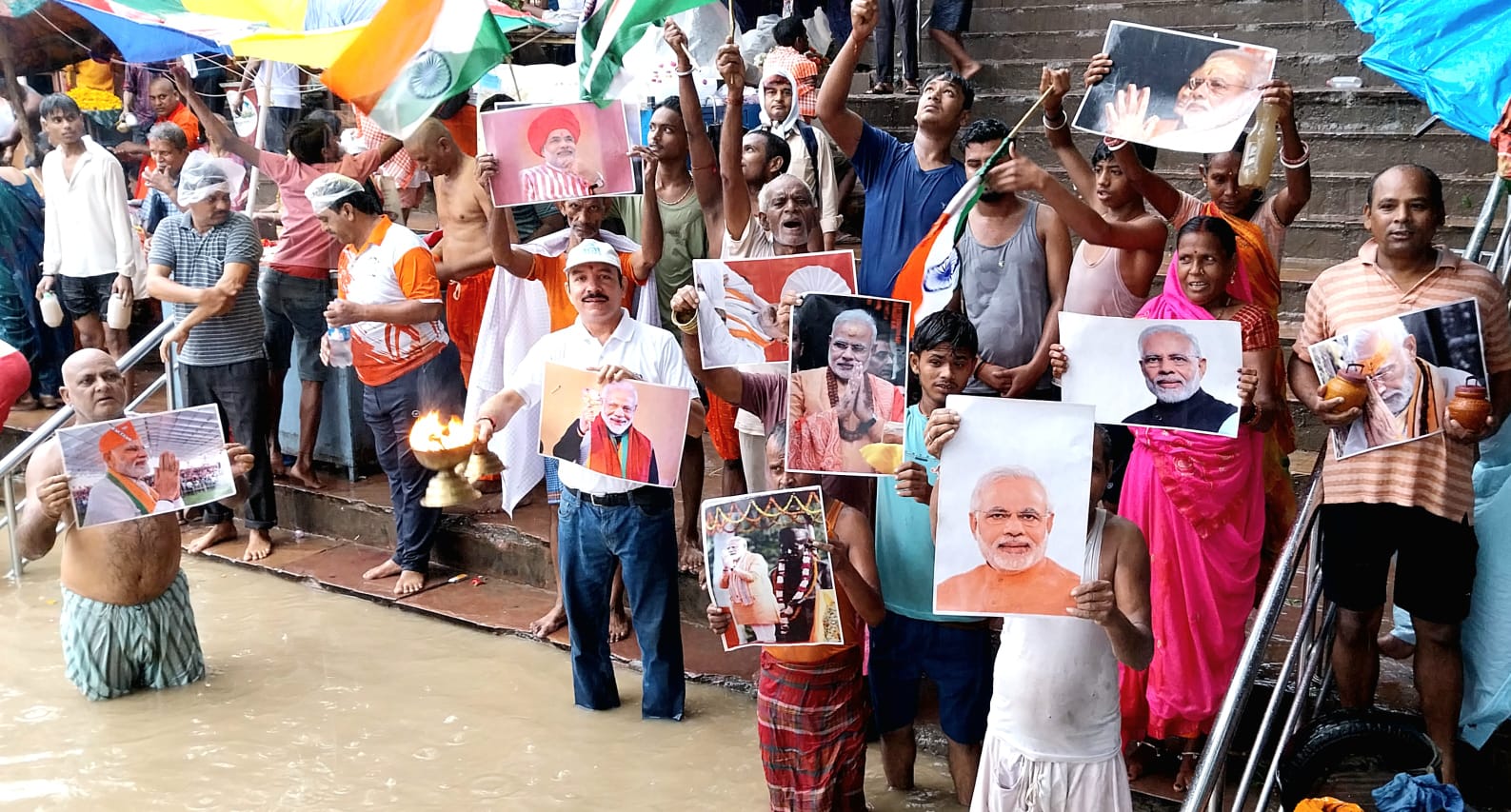 प्रधानमंत्री नरेन्द्र मोदी की लंबी उम्र के लिए मां गंगा की आरती : फोटो बच्चा गुप्ता प्रधानमंत्री नरेन्द्र मोदी की लंबी उम्र के लिए मां गंगा की आरती : फोटो बच्चा गुप्ता
