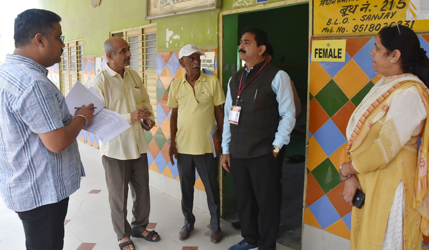 17 Snp- 2 सोनीपत: जरनल ऑब्जर्वर तपश रॉय निरीक्षण करते हुए। 17 Snp- 2 सोनीपत: जरनल ऑब्जर्वर तपश रॉय निरीक्षण करते हुए।