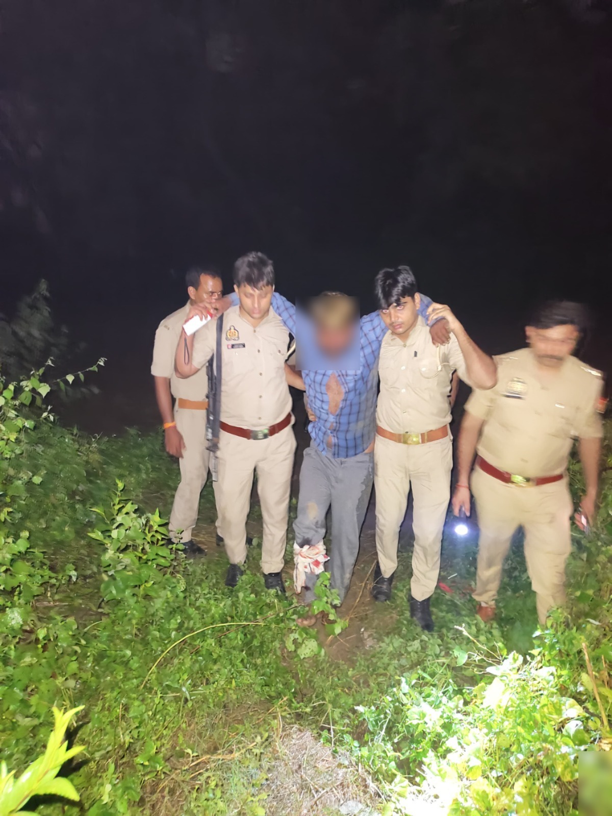 मुठभेड़ में गिरफ्तार घायल पशु चोर मुठभेड़ में गिरफ्तार घायल पशु चोर