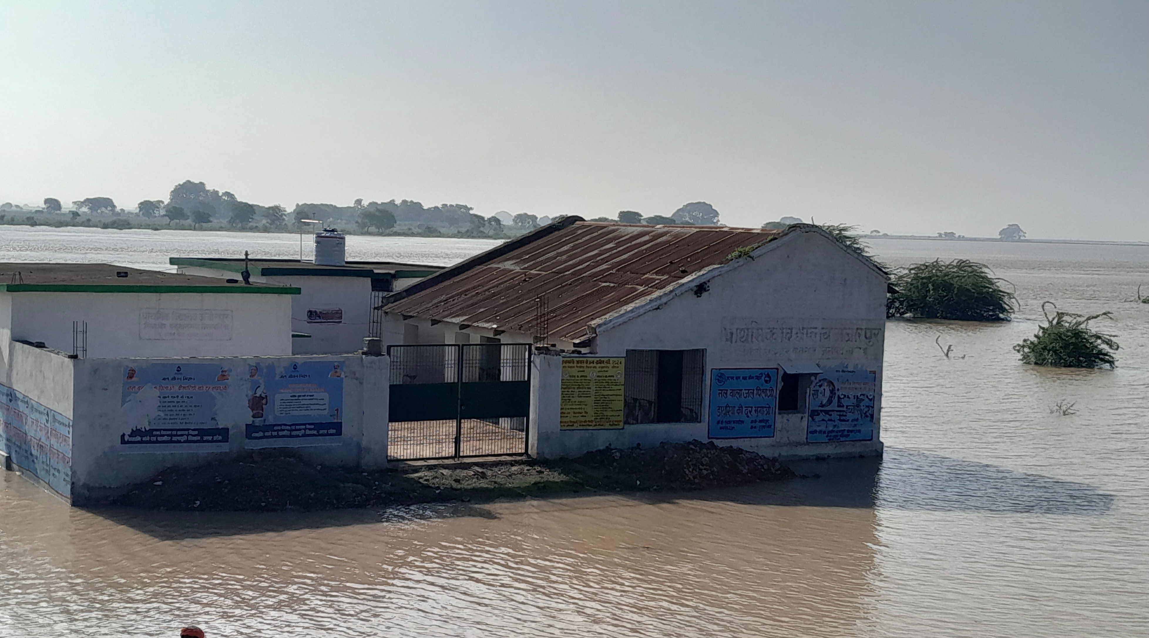 बाढ़ से घिरा स्कूल बाढ़ से घिरा स्कूल