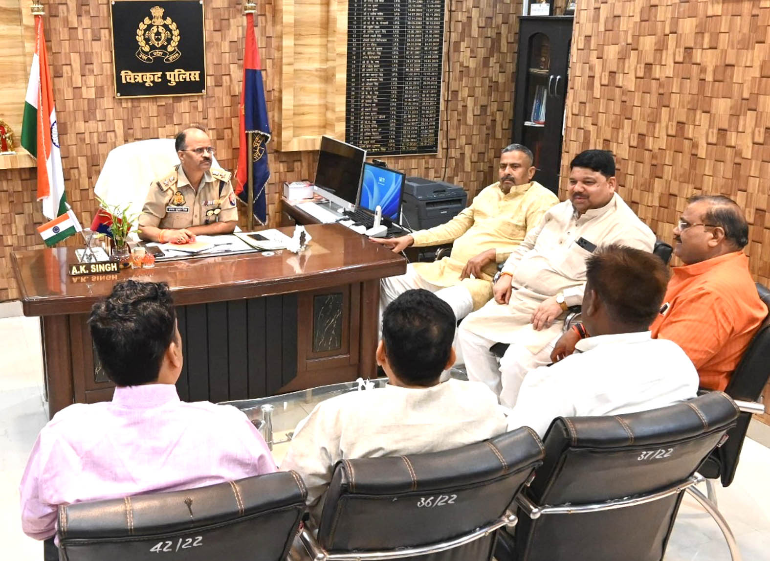 जनप्रतिनिधियों के साथ गोष्ठी कर एसपी ने बनाई बेहतर कानून व्यवस्था की रणनीति जनप्रतिनिधियों के साथ गोष्ठी कर एसपी ने बनाई बेहतर कानून व्यवस्था की रणनीति