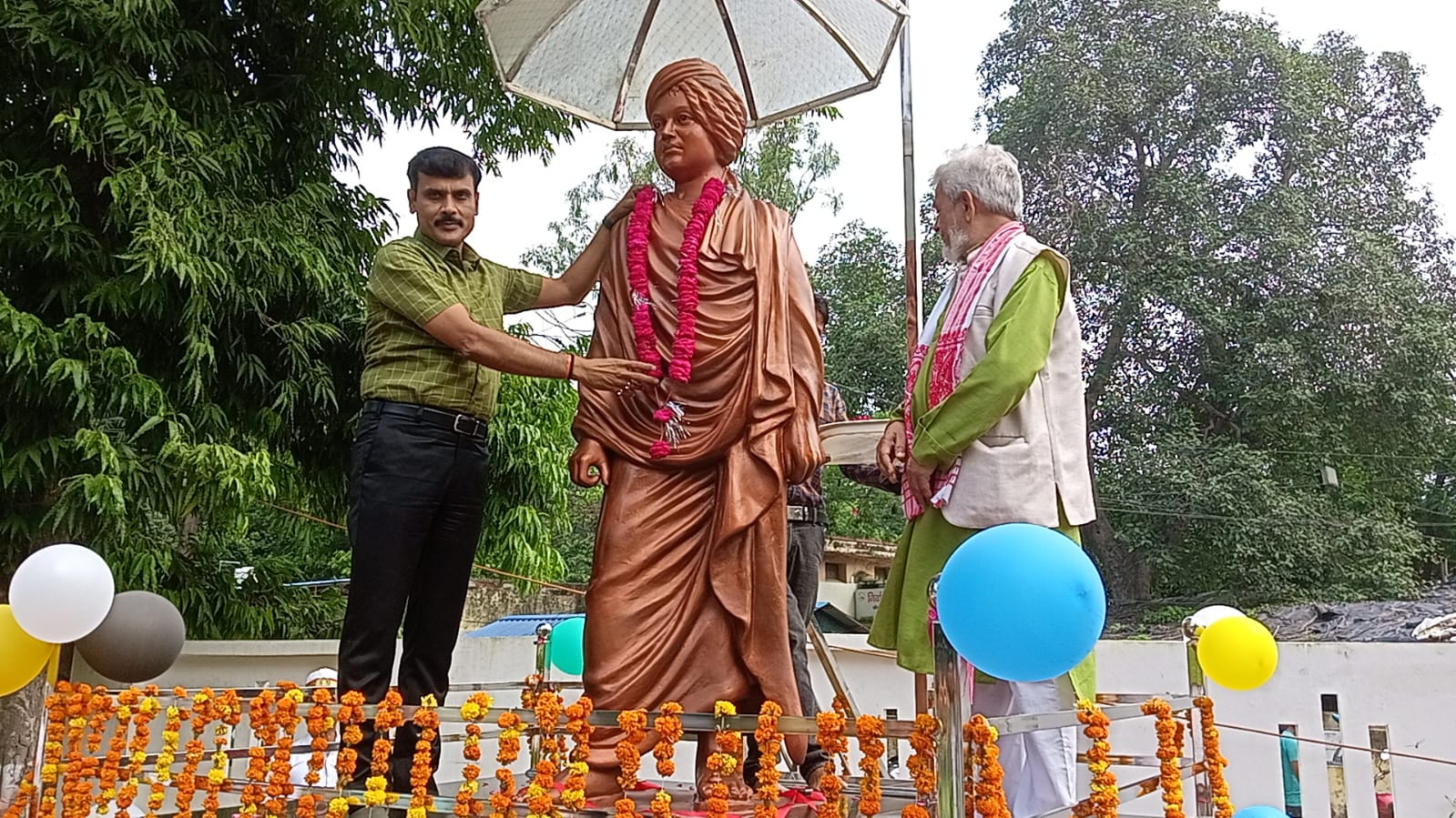 जिलाधिकारी ने किया स्वामी विवेकानंद की मूर्ति का अनावरण जिलाधिकारी ने किया स्वामी विवेकानंद की मूर्ति का अनावरण
