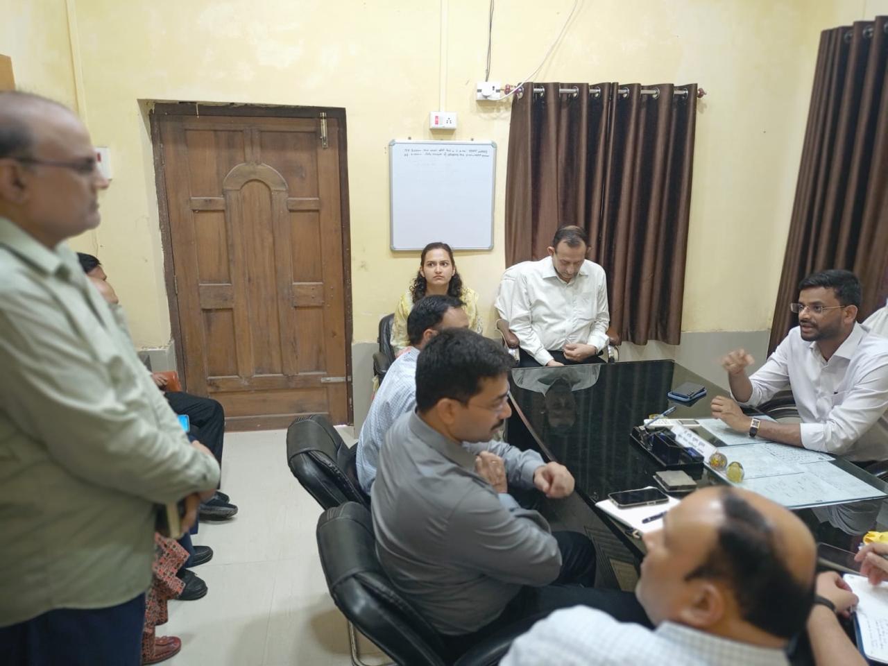 डीएम ने प्रखंड कार्यालय एवं सामुदायिक स्वास्थ्य केन्द्र का औचक निरीक्षण किया डीएम ने प्रखंड कार्यालय एवं सामुदायिक स्वास्थ्य केन्द्र का औचक निरीक्षण किया