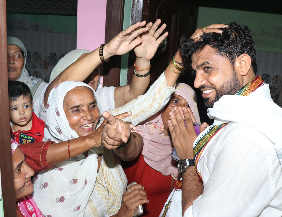 18 Snp- 8 सोनीपत: आशीर्वाद लेते हुए देवेंद्र कादियान 18 Snp- 8 सोनीपत: आशीर्वाद लेते हुए देवेंद्र कादियान