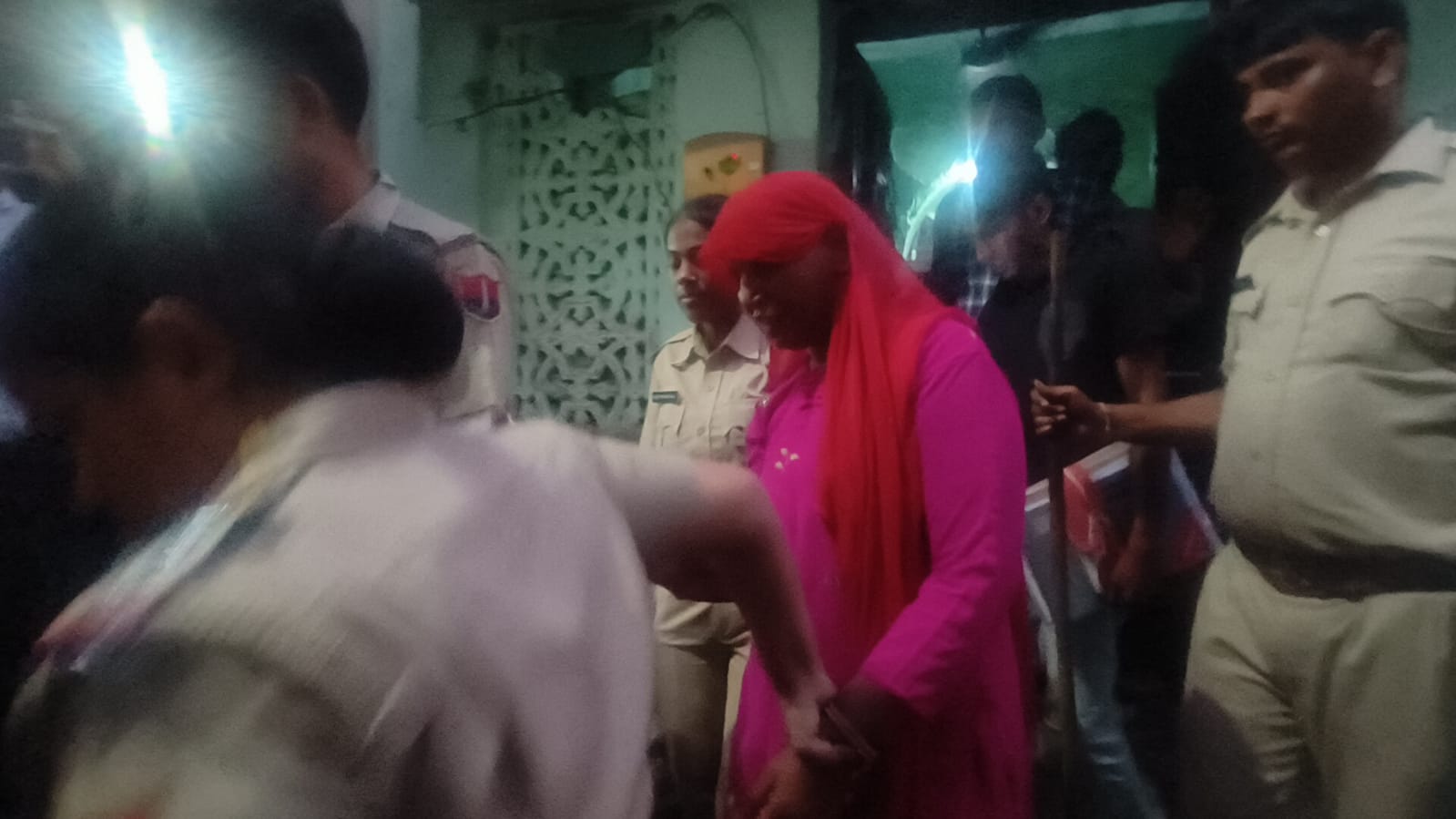पुलिस के खिलाफ नारेबाजी, शाहपुरा में तनाव, संदिग्ध महिला हिरासत में, सुरक्षा बलों का फ्लैग मार्च पुलिस के खिलाफ नारेबाजी, शाहपुरा में तनाव, संदिग्ध महिला हिरासत में, सुरक्षा बलों का फ्लैग मार्च