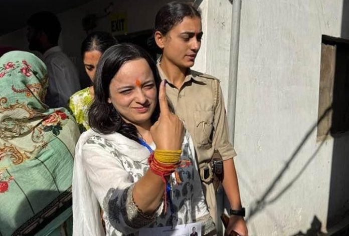 किश्तवाड़ से भाजपा उम्मीदवार शगुन परिहार ने किया मतदान