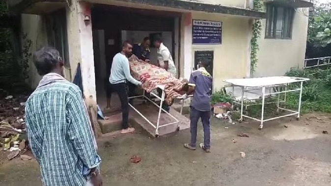 सांप के डसने से बुजुर्ग की मौत, नाती गंभीर, परिजनों ने झाड़-फूंक पर दिया ध्यान सांप के डसने से बुजुर्ग की मौत, नाती गंभीर, परिजनों ने झाड़-फूंक पर दिया ध्यान