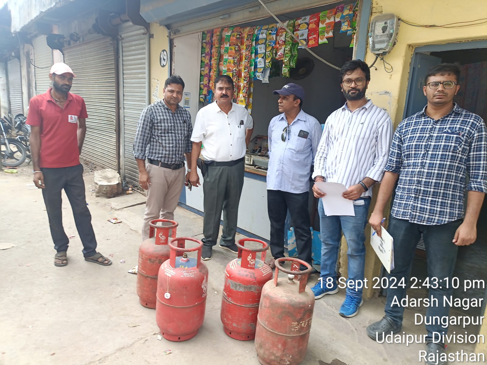 व्यावसायिक प्रतिष्ठान से जब्त घरेलू सिलेंडरों के साथ रसद विभाग की टीम व्यावसायिक प्रतिष्ठान से जब्त घरेलू सिलेंडरों के साथ रसद विभाग की टीम