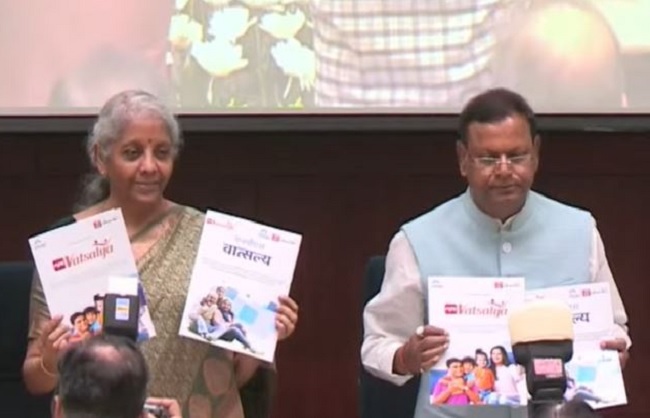 एनपीएस वात्सल्य स्कीम को लॉन्च करते वित्त मंत्री और अन्य एनपीएस वात्सल्य स्कीम को लॉन्च करते वित्त मंत्री और अन्य