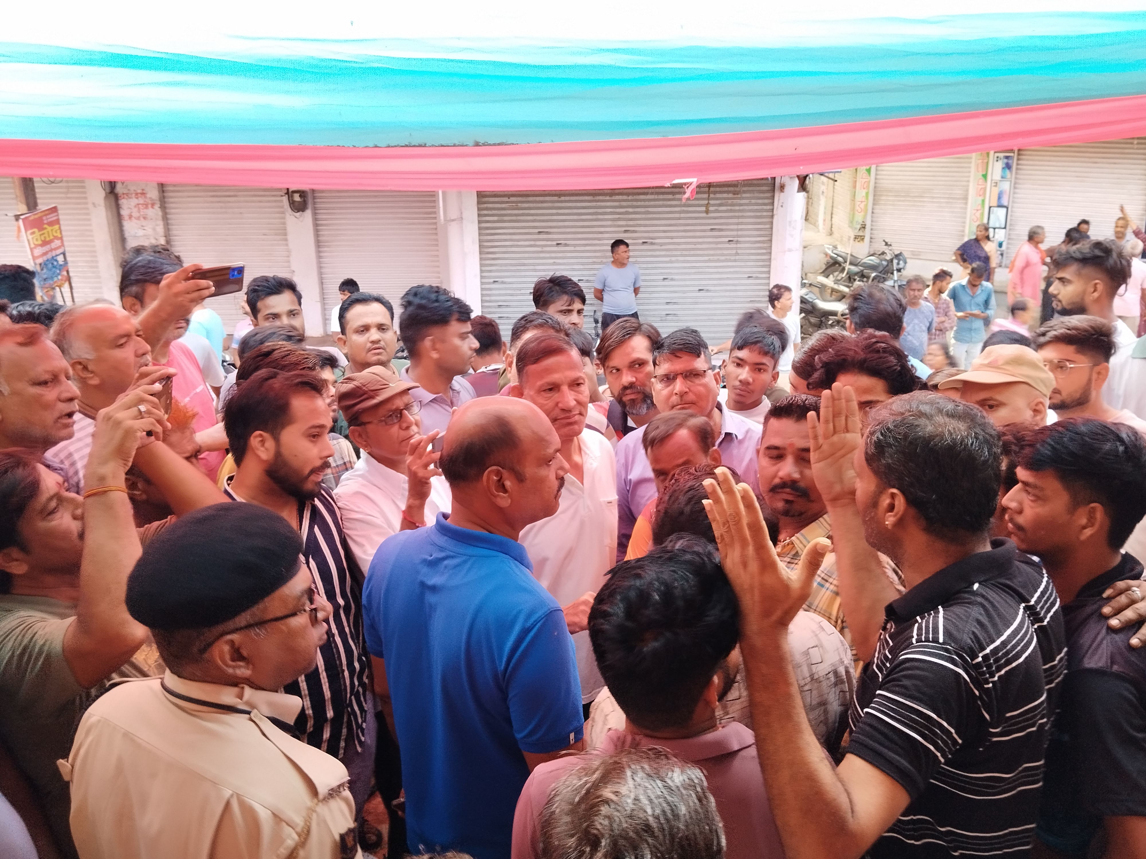 शाहपुरा में साम्प्रदायिक सौहार्द बिगाड़ने की कोशिश, गणपति पंडाल में मिले जानवरों के अवशेष से तनाव, बाजार बंद शाहपुरा में साम्प्रदायिक सौहार्द बिगाड़ने की कोशिश, गणपति पंडाल में मिले जानवरों के अवशेष से तनाव, बाजार बंद