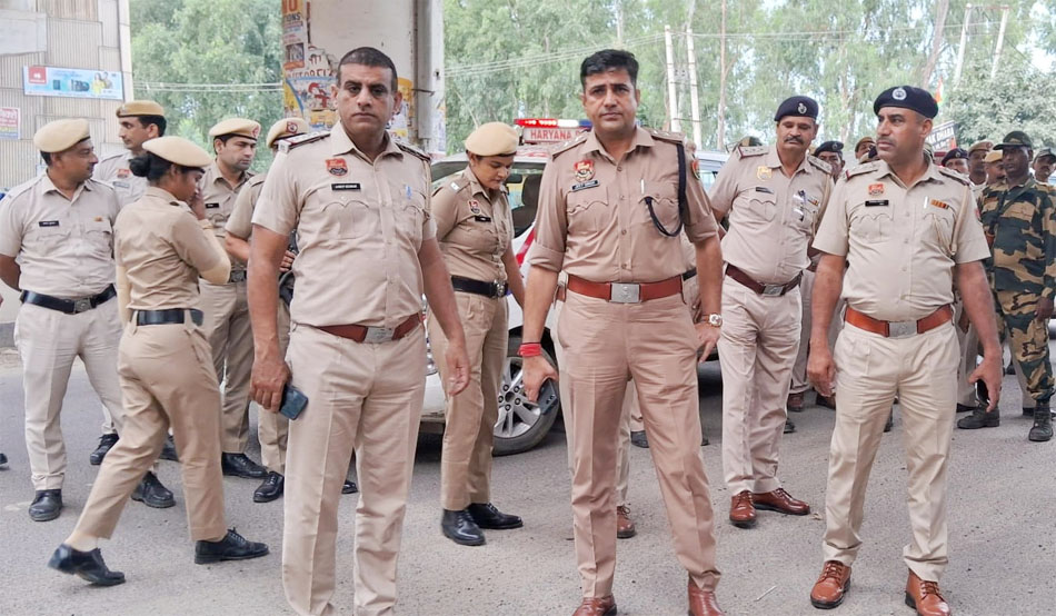 18 Snp- 5 सोनीपत: बीएसएफ के साथ फ्लैग मार्च निकालते सथानी पुलिस अधिकारी 18 Snp- 5 सोनीपत: बीएसएफ के साथ फ्लैग मार्च निकालते सथानी पुलिस अधिकारी