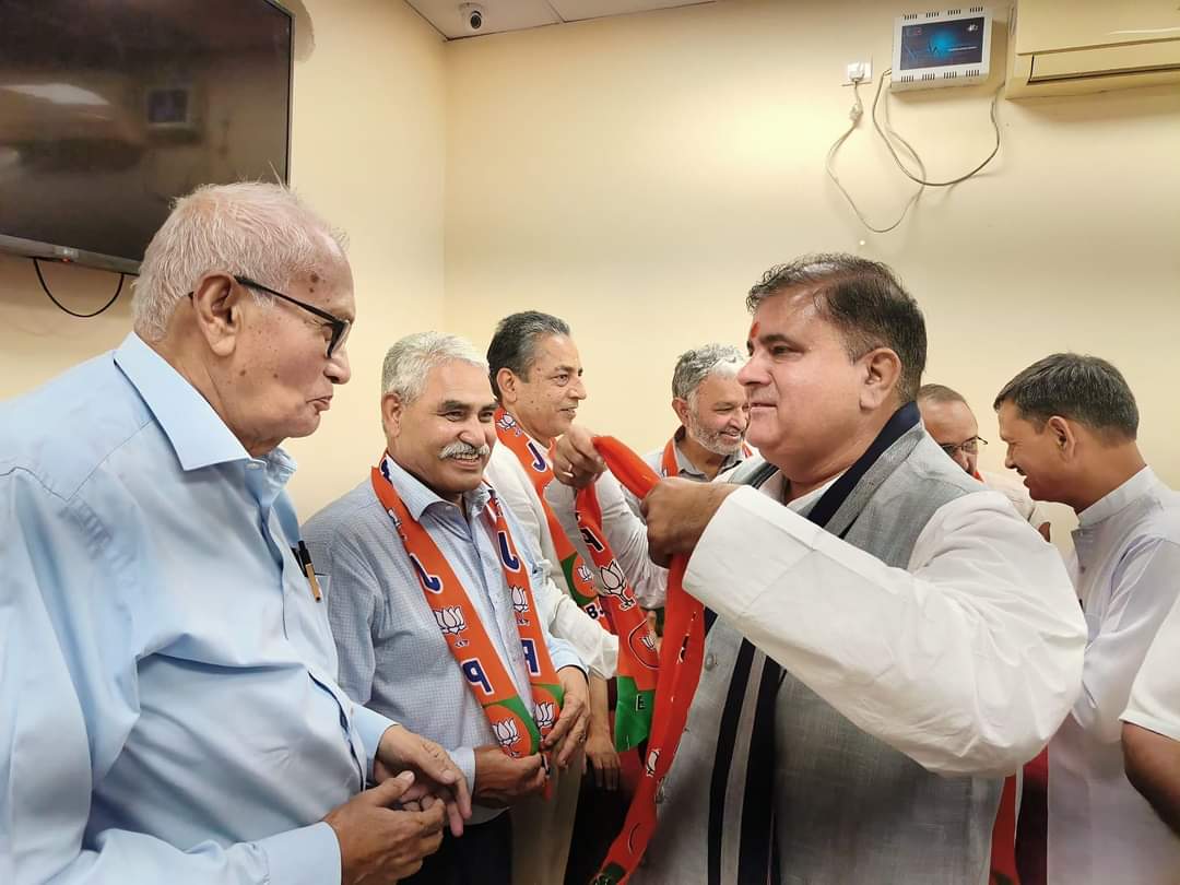 भाजपा प्रदेश अध्यक्ष महेंद्र भट्ट की मौजूदगी में बुधवार को पार्टी मुख्यालय में भाजपा की शामिल होते। भाजपा प्रदेश अध्यक्ष महेंद्र भट्ट की मौजूदगी में बुधवार को पार्टी मुख्यालय में भाजपा की शामिल होते।