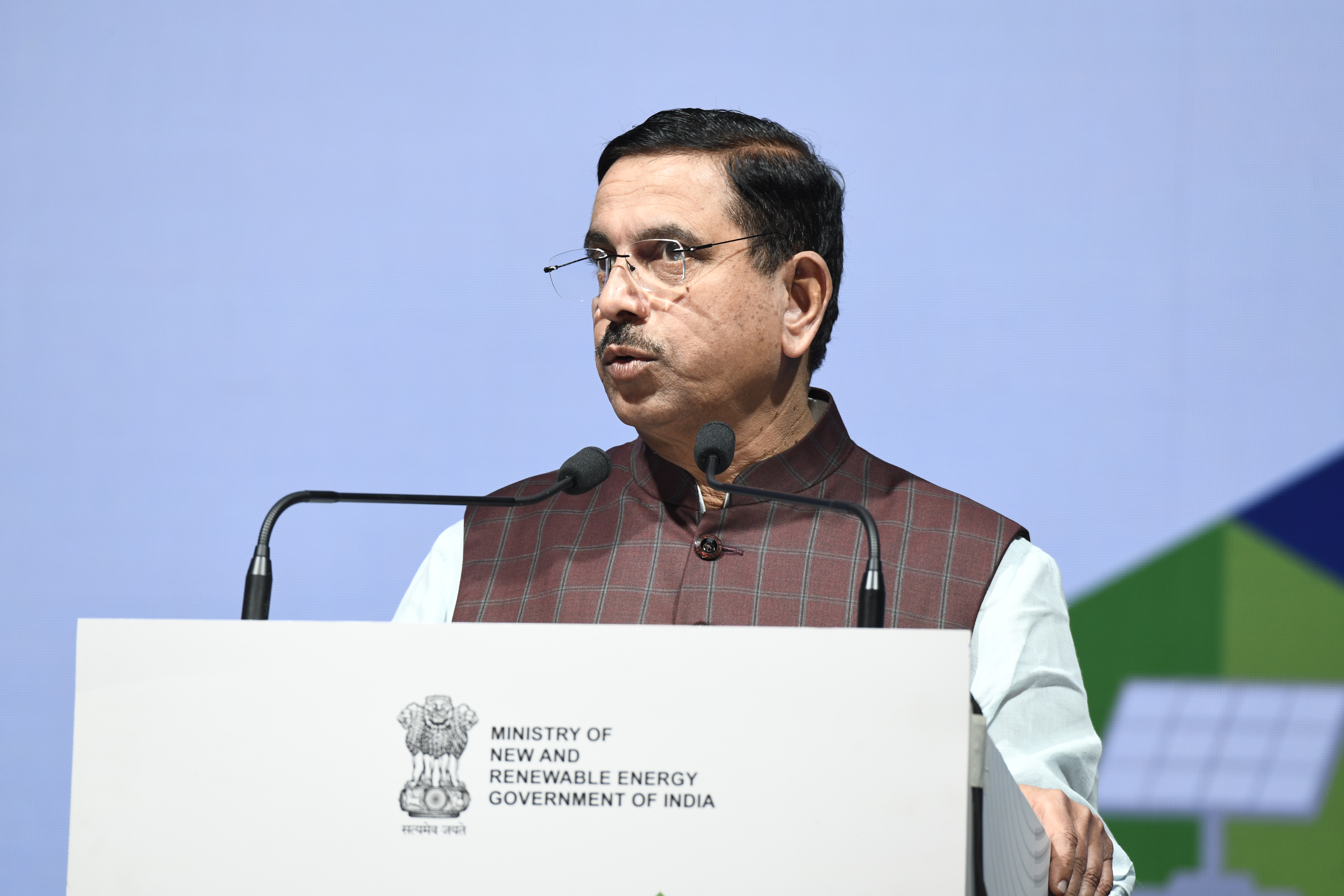चौथे वैश्विक नवीकरणीय ऊर्जा निवेशक सम्मेलन और एक्सपो 2024 (री-इन्वेस्ट) का समापन अवसर पर केन्द्रीय मंत्री प्रह्लाद जोशी। चौथे वैश्विक नवीकरणीय ऊर्जा निवेशक सम्मेलन और एक्सपो 2024 (री-इन्वेस्ट) का समापन अवसर पर केन्द्रीय मंत्री प्रह्लाद जोशी।