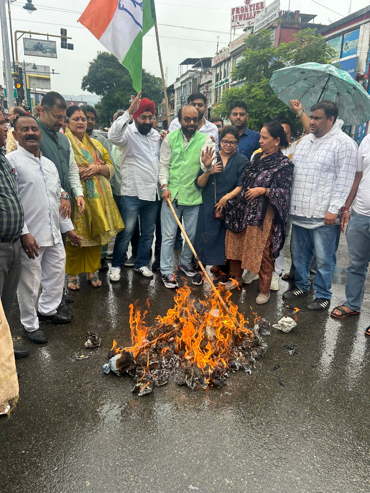 Congress leaders burnt the effigy of BJP government Congress leaders burnt the effigy of BJP government