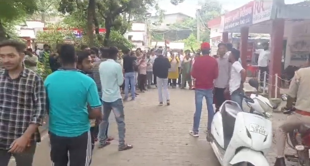 थाने में नारेबाजी करते हुए हिन्दू संगठनों के लोग थाने में नारेबाजी करते हुए हिन्दू संगठनों के लोग