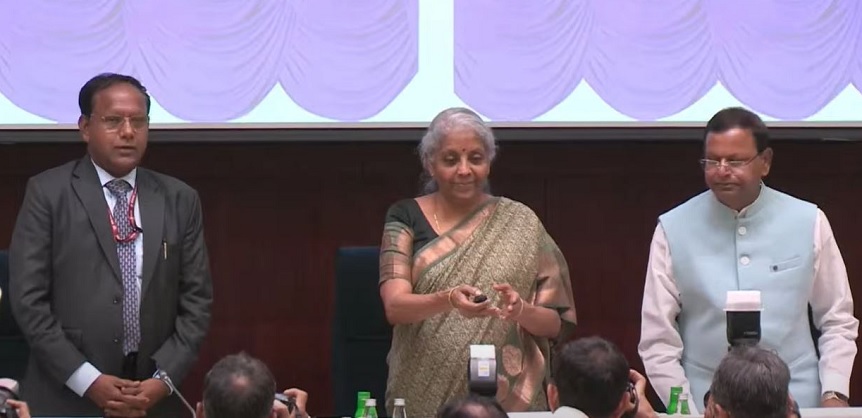 एनपीएस वात्सल्य स्कीम को लॉन्च करते वित्त मंत्री और अन्य एनपीएस वात्सल्य स्कीम को लॉन्च करते वित्त मंत्री और अन्य