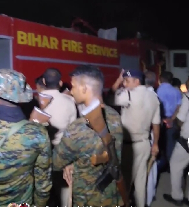 आग बुझाते पुलिस के जवान आग बुझाते पुलिस के जवान
