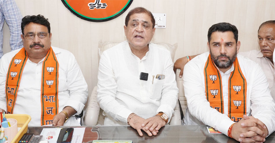 18 Snp- सोनीपत: भाजपा नेता ललित बत्रा उम्मीदवार निखिल मदान के समर्थन में बोलते हुए। 18 Snp- सोनीपत: भाजपा नेता ललित बत्रा उम्मीदवार निखिल मदान के समर्थन में बोलते हुए।