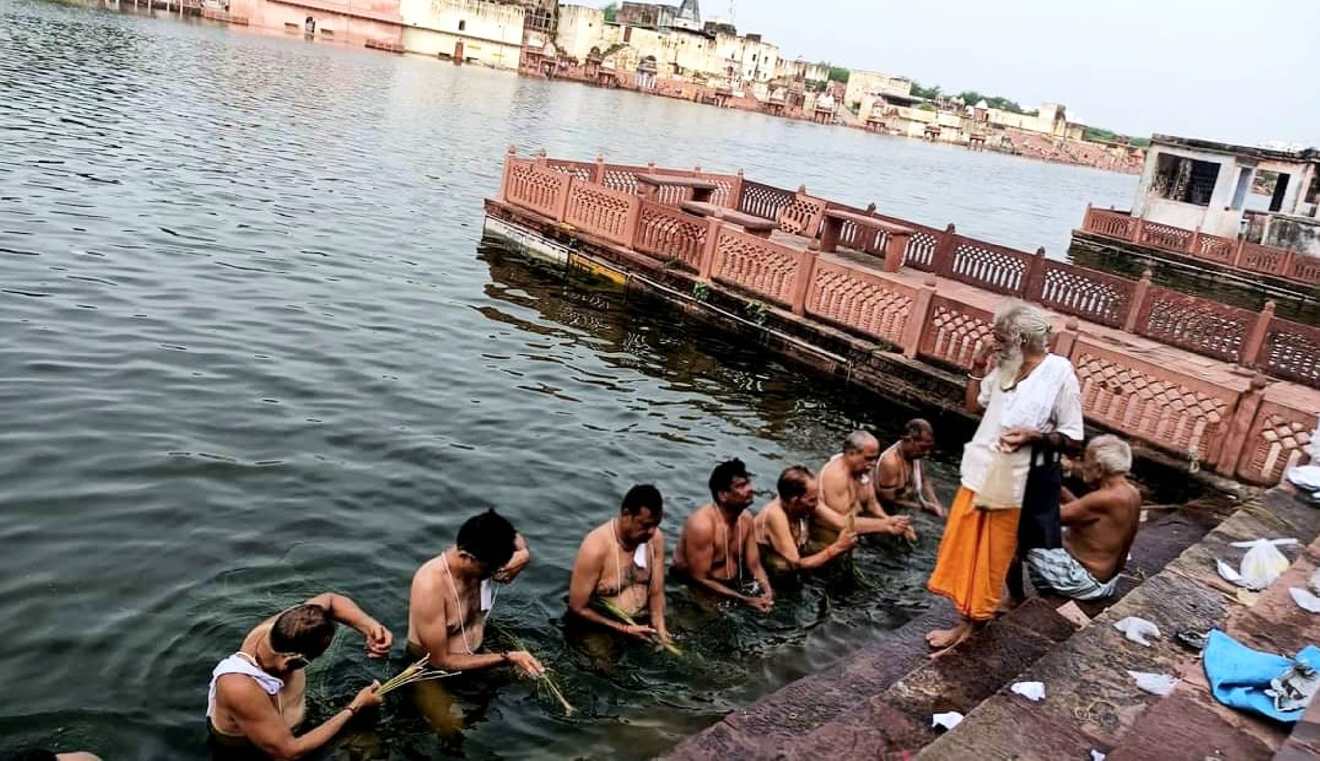 आस्था : श्राद्व पक्ष शुरू, पितरों को तर्पण किया जल