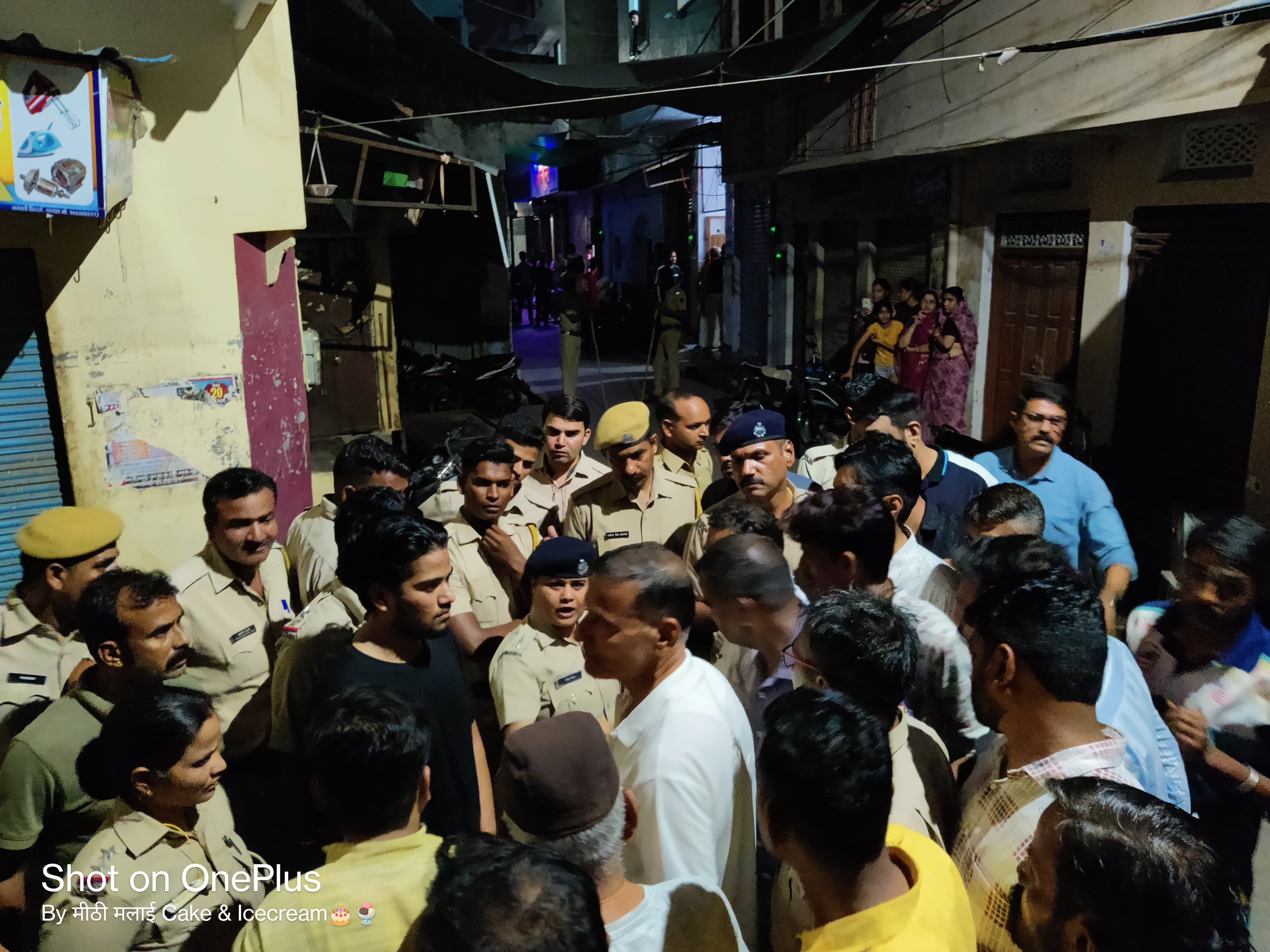 पुलिस के खिलाफ नारेबाजी, शाहपुरा में तनाव, संदिग्ध महिला हिरासत में, सुरक्षा बलों का फ्लैग मार्च 4 पुलिस के खिलाफ नारेबाजी, शाहपुरा में तनाव, संदिग्ध महिला हिरासत में, सुरक्षा बलों का फ्लैग मार्च 4