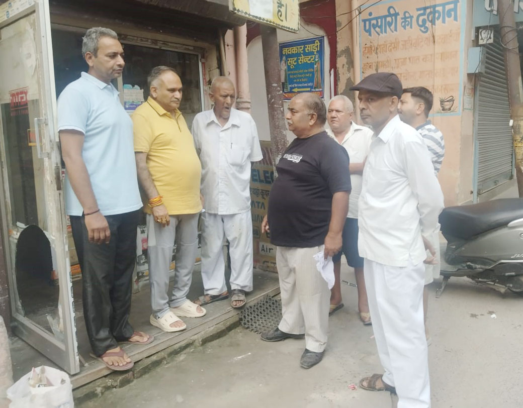 18 Snp-2 सोनीपत: मुख्यमंत्री के पूर्व मिडिया सलाहकार राजीव जैन दुकानदारों से बात करते हुए 18 Snp-2 सोनीपत: मुख्यमंत्री के पूर्व मिडिया सलाहकार राजीव जैन दुकानदारों से बात करते हुए