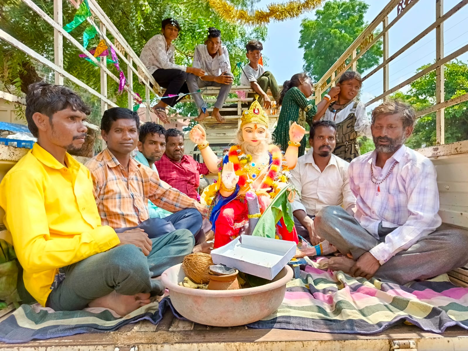 भगवान विश्वकर्मा की मूर्ति को विसर्जन के लिए ले जाते हुए श्रध्दालु। भगवान विश्वकर्मा की मूर्ति को विसर्जन के लिए ले जाते हुए श्रध्दालु।